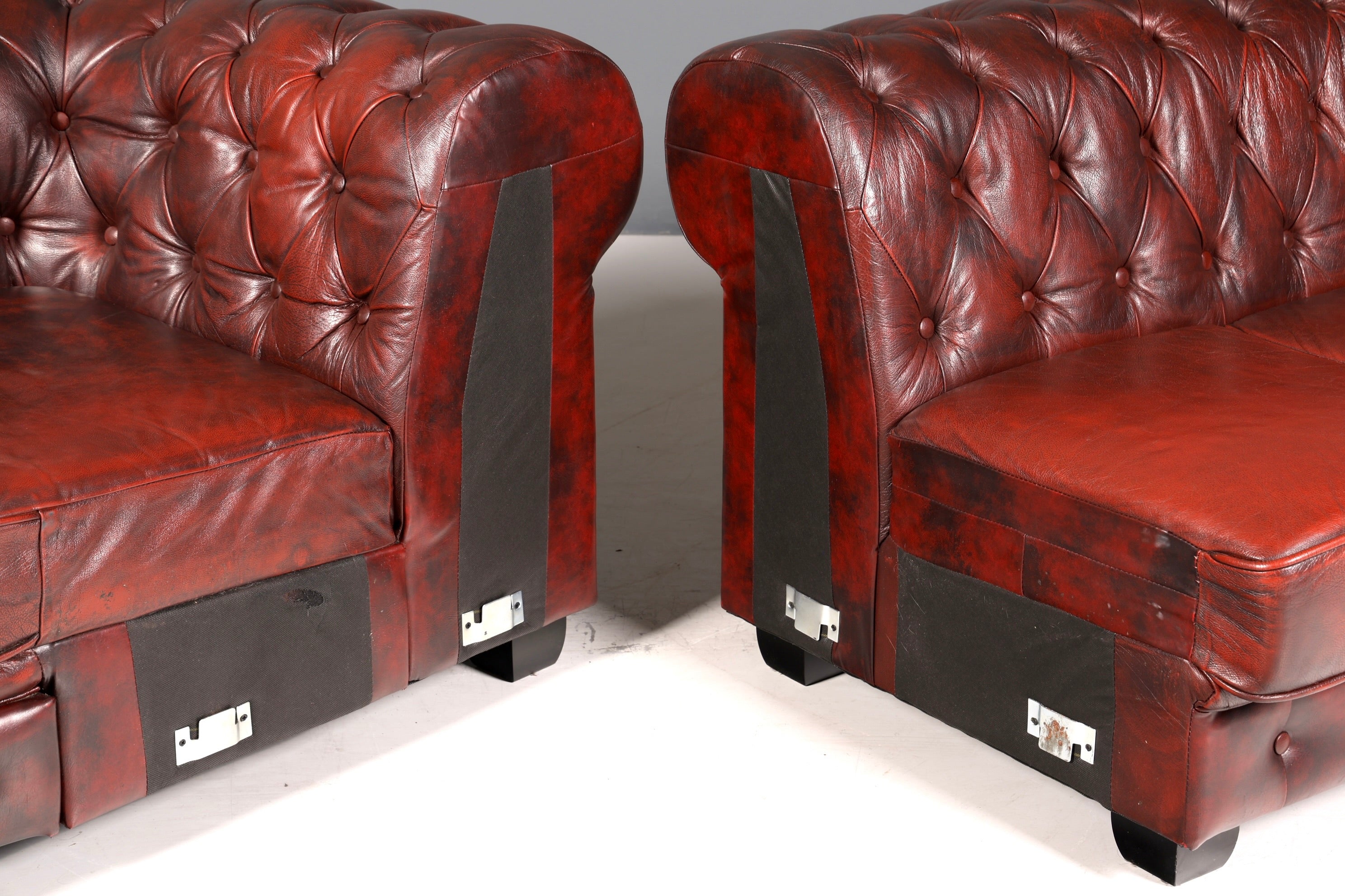 Wunderschönes seltenes Original Chesterfield Sofa mit Hocker 4- Sitzer echt Leder Oxblood Couch Englisch Eckcouch