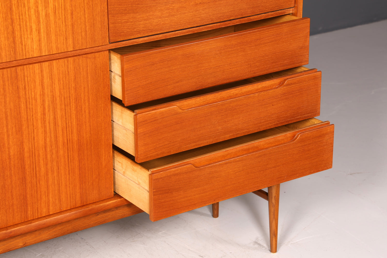 G046 Finish Wunderschönes Mid Century Highboard echt Holz Schrank Büro Kommode 60er Jahre