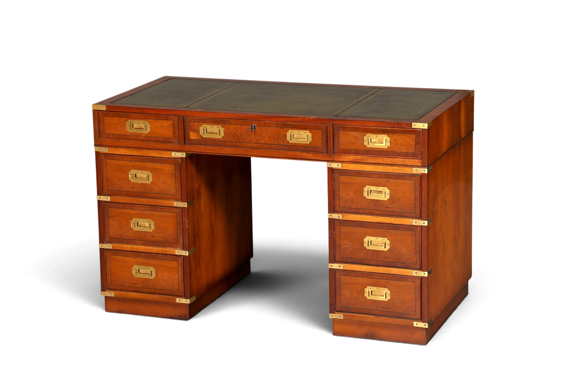 Hauptstadt Möblerei maritimer Schreibtisch im Military Chest Stil aus Massivholz mit grüner Lederauflage und Messing