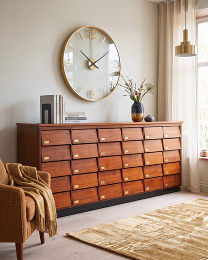 Hauptstadt Möblerei XXL Mid Century Apothekerschrank aus Holz mit 30 Schubladen in einem stilvollen Wohnzimmer
