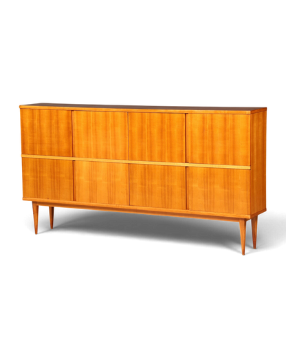 Hauptstadt Möblerei Mid Century Highboard aus hellem Echtholz mit acht Türen und konischen Beinen im 60er Jahre Stil