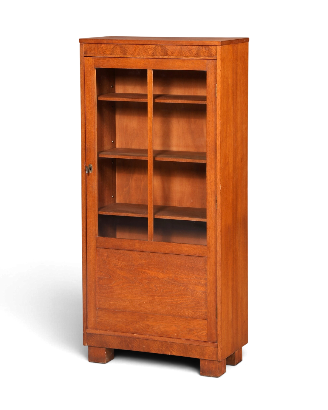 Hauptstadt Möblerei Jugendstil Vitrine aus massiver Eiche mit verglaster Tür und höhenverstellbaren Regalböden