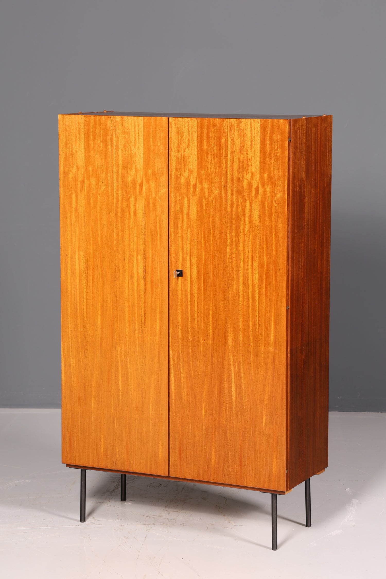 Traumhafter Mid Century Kleiderschrank Vintage Schrank Retro Wäscheschrank Dielenschrank 60s Holz