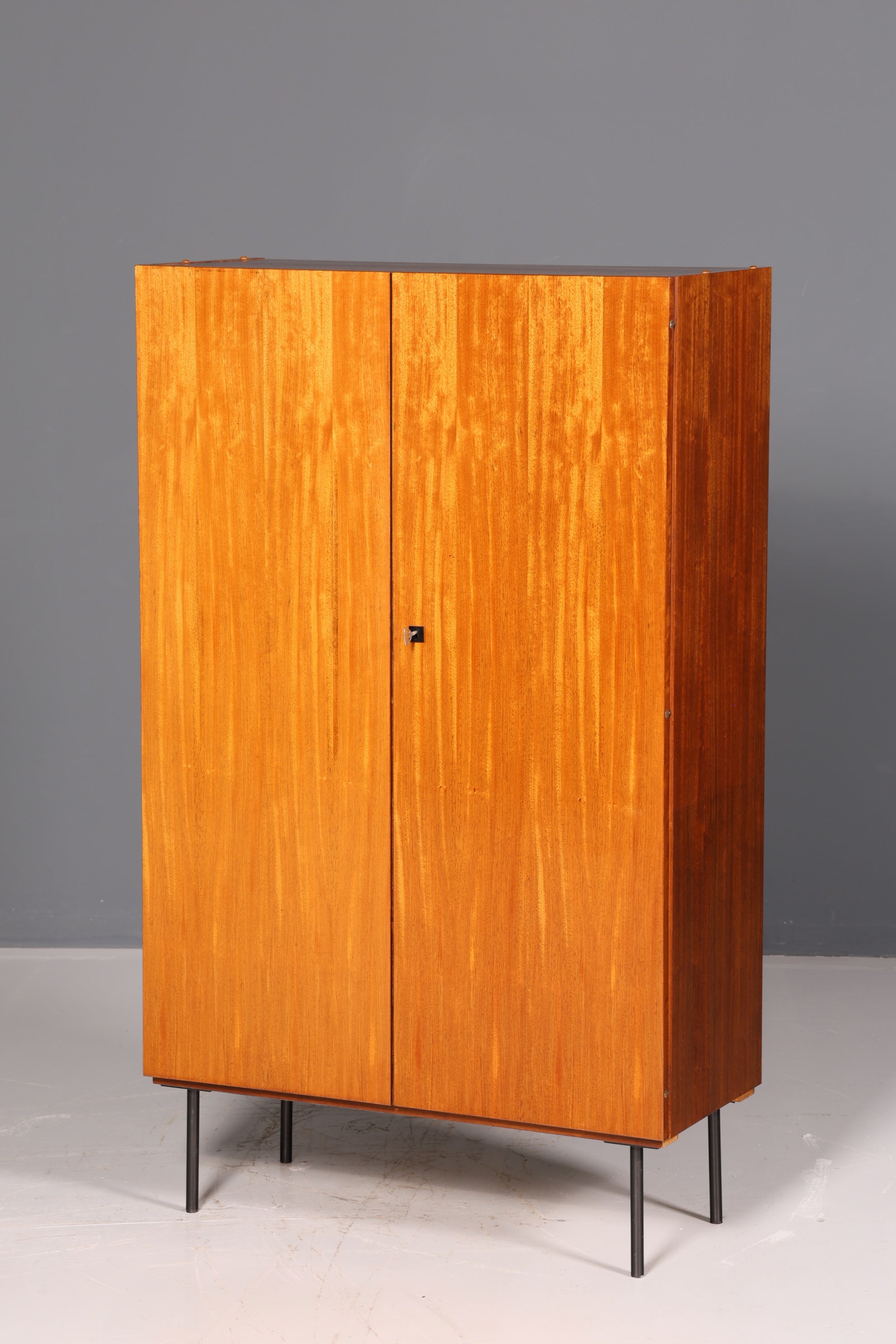 Traumhafter Mid Century Kleiderschrank Vintage Schrank Retro Wäscheschrank Dielenschrank 60s Holz