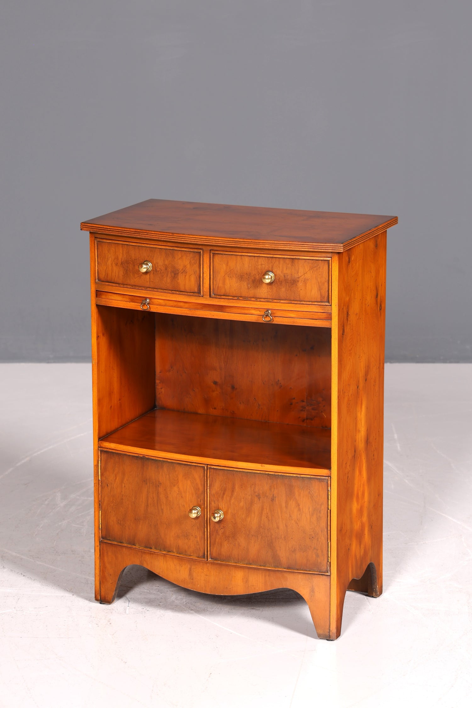 Wunderschöne Englische Kommode Eibe Schrank Reprodux Bevan Funnell Antik Stil Ablagetisch