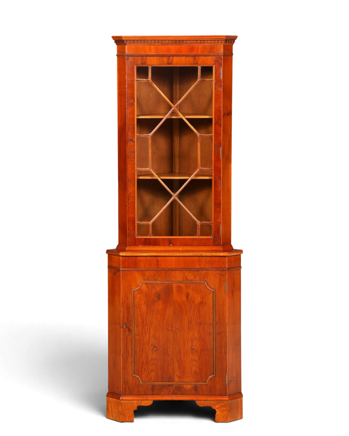 Hauptstadt Möblerei englische Eckvitrine aus Eibenholz mit Sprossentür und Unterschrank im Vintage-Stil