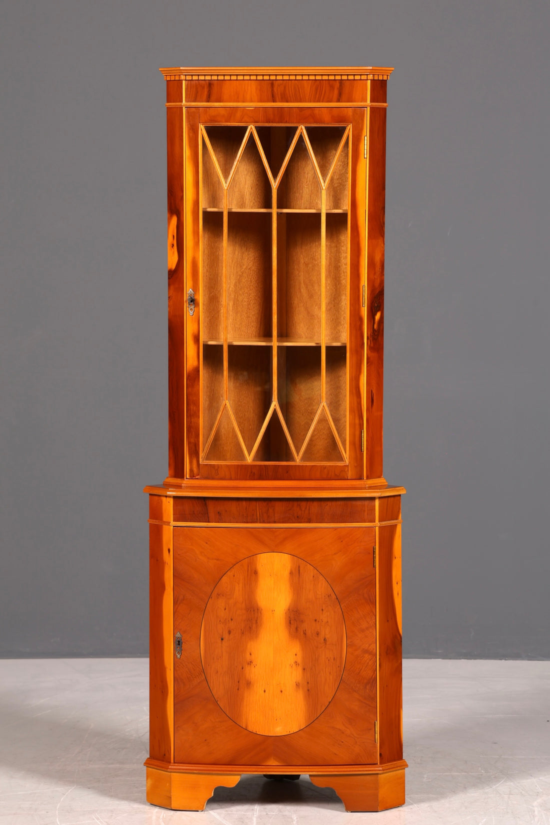 G247 Finish Wunderschöne Englische Eckvitrine Antik 60s echt Holz Schrank Eckschrank Glasvitrine Vitrine (Kopie)