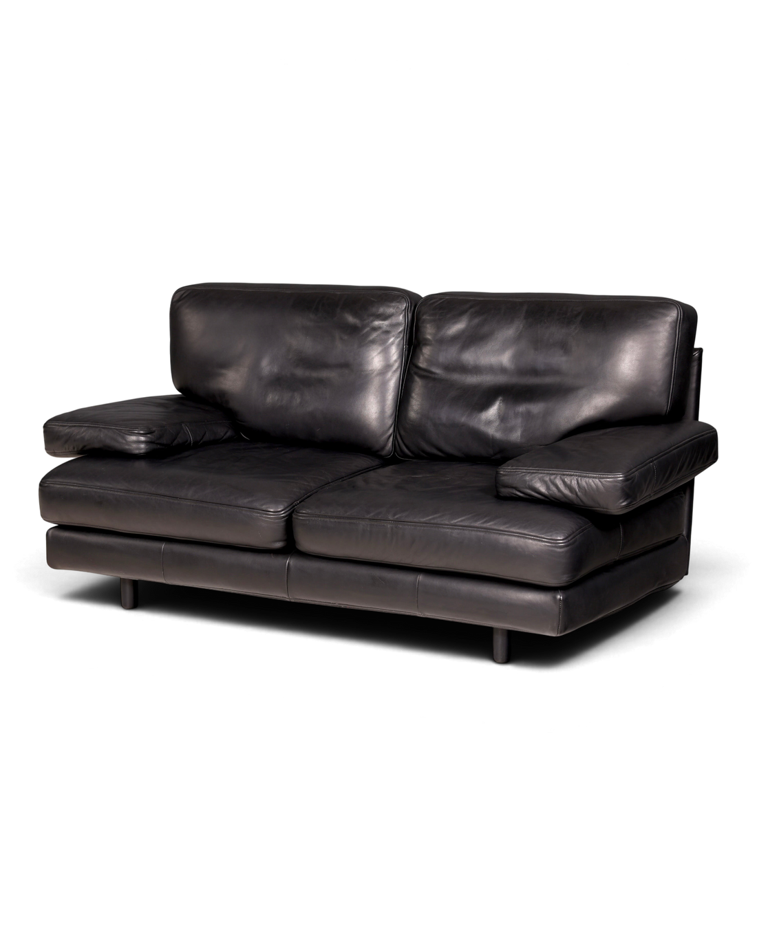 Hauptstadt Möblerei H848 Ledersofa in Schwarz mit breiten Armlehnen und modernem Design