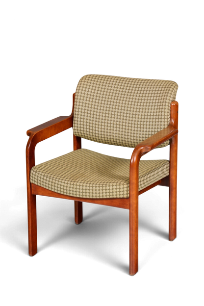 Hauptstadt Möblerei Mid Century Armlehnstuhl aus Holz mit gemustertem grünem Stoffbezug im Vintage-Stil
