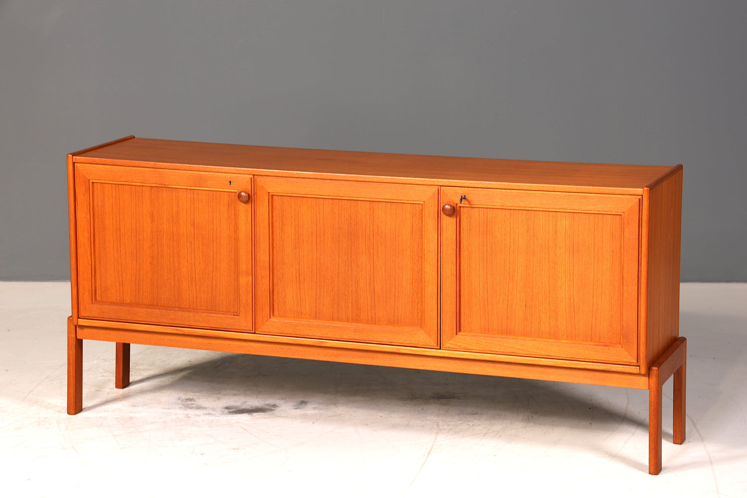 Schlichtes Mid Century Sideboard Vintage TV Kommode 60s Schrank Retro Teak Holz Longboard