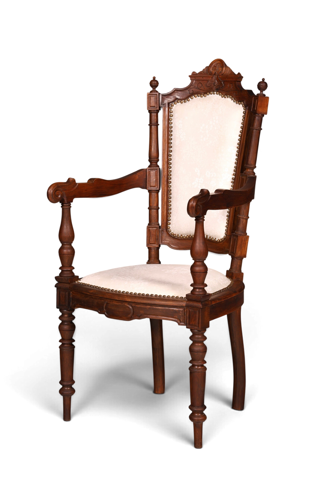 Hauptstadt Möblerei Neorenaissance Armlehnstuhl aus Holz mit heller Polsterung und Ziernägeln im Gründerzeit-Stil