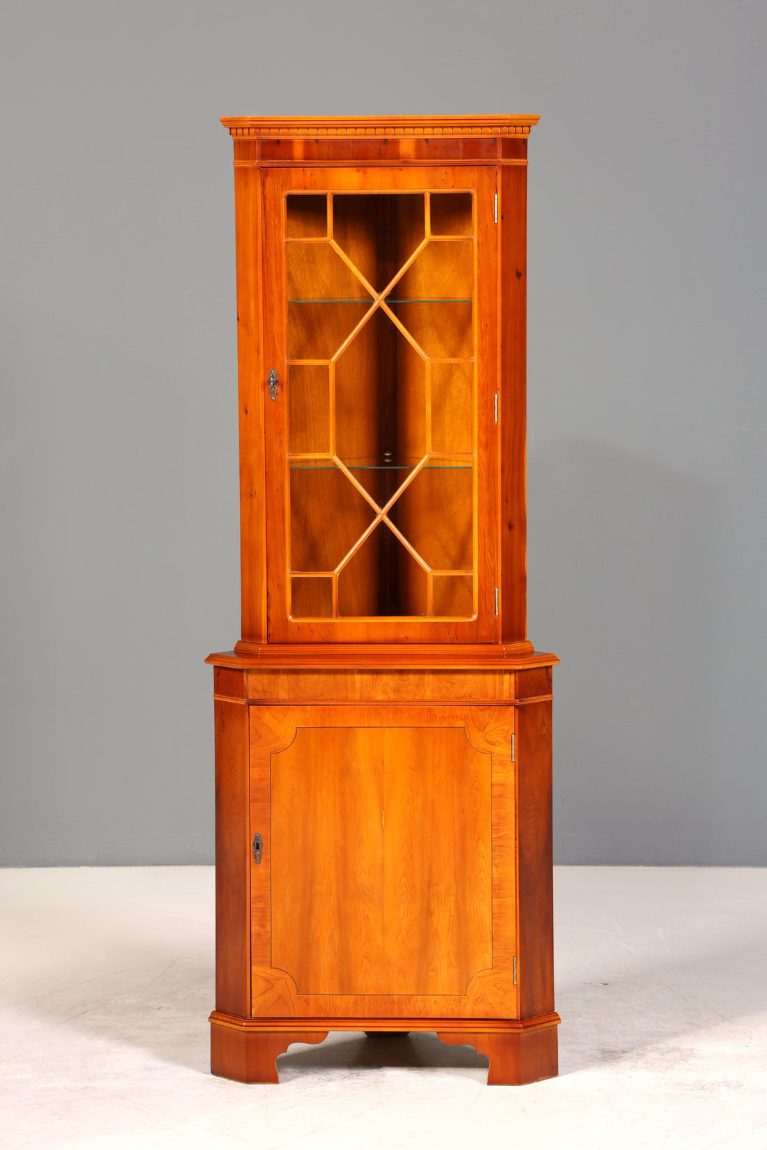 Wunderschöne Englische Eckvitrine Antik 60s Eibe Schrank Eckschrank Glasvitrine Vitrine