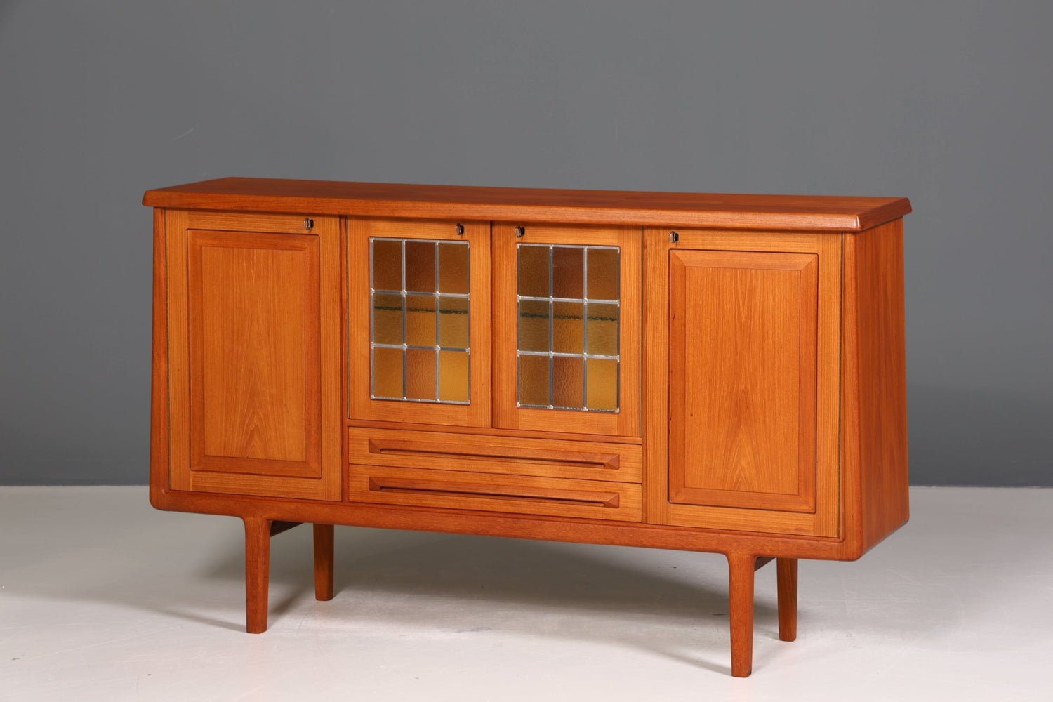Traumhaftes Mid Century Sideboard Danish Design Vitrine Kommode Made in Norway Nussbaum Schrank Highboard