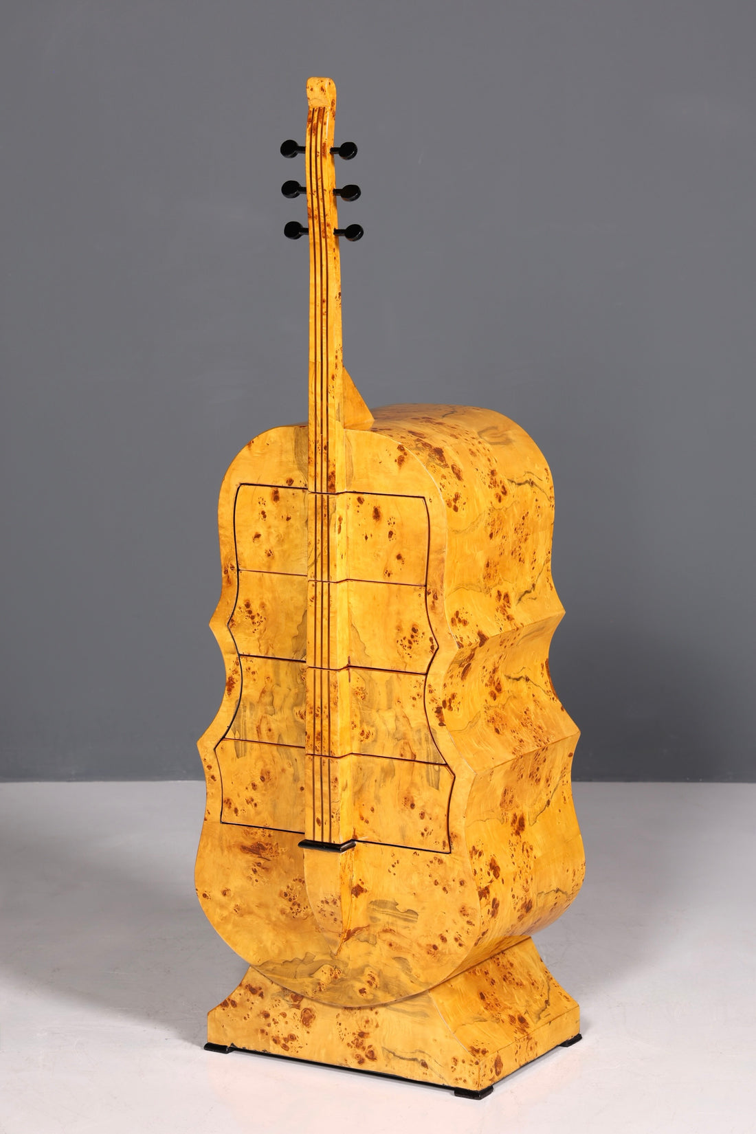 Traumhafte Art Deco Stil Kommode in Kontrabass Form Birke Vertiko Schubladenkommode Gitarren Kommode