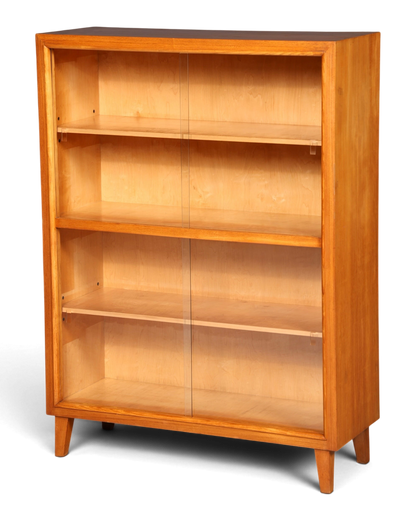 Hauptstadt Möblerei Bücherregal aus hellem Holz mit zwei Glas-Schiebetüren und vier Fächern im Mid-Century-Stil