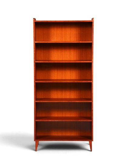 Hauptstadt Möblerei Mid Century Bücherregal aus massivem Holz mit höhenverstellbaren Böden und warmer Maserung