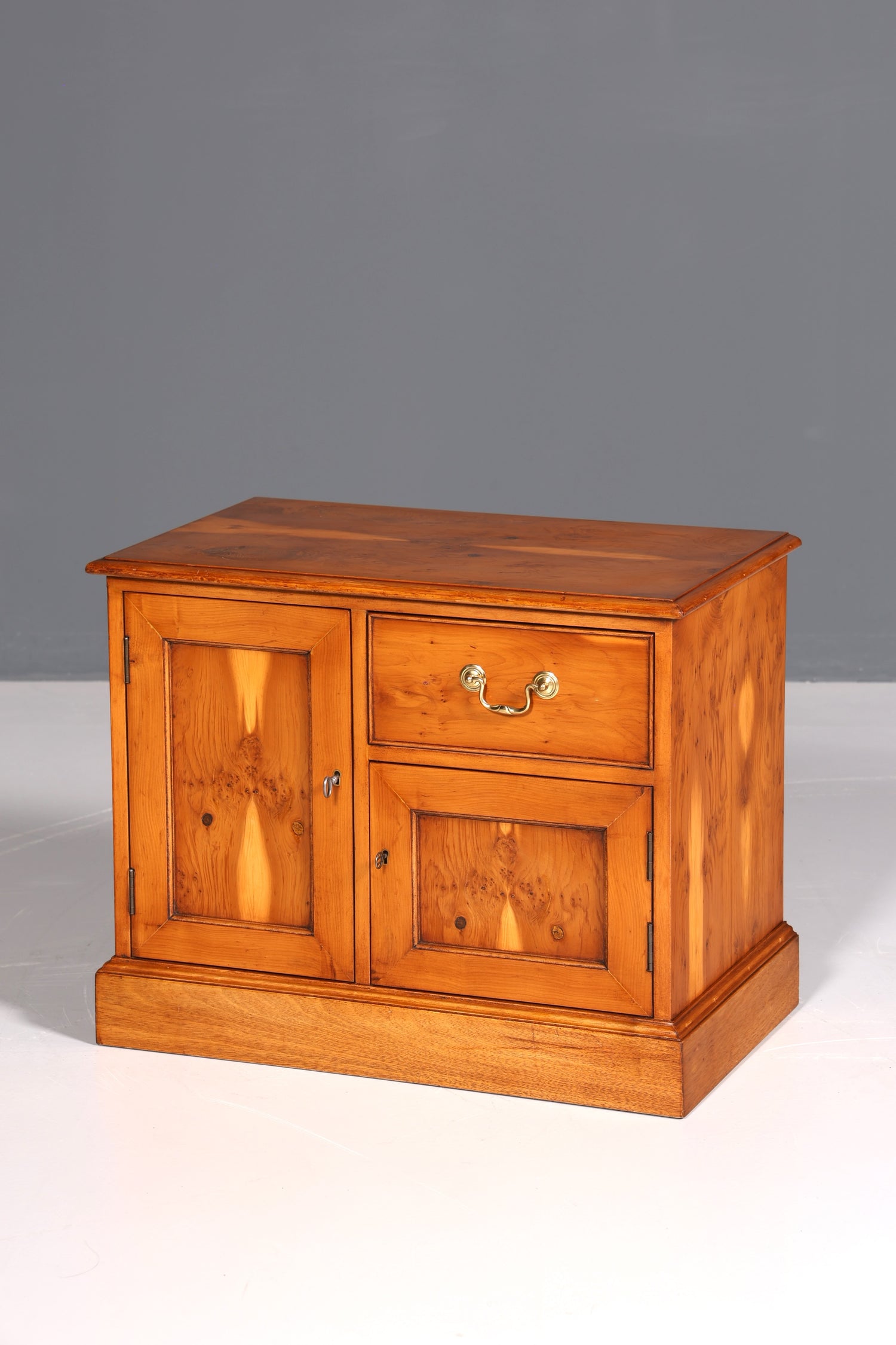 Traumhafte Englische Kommode echt Holz Schrank Eibe Antik 60er Jahre Flurkommode