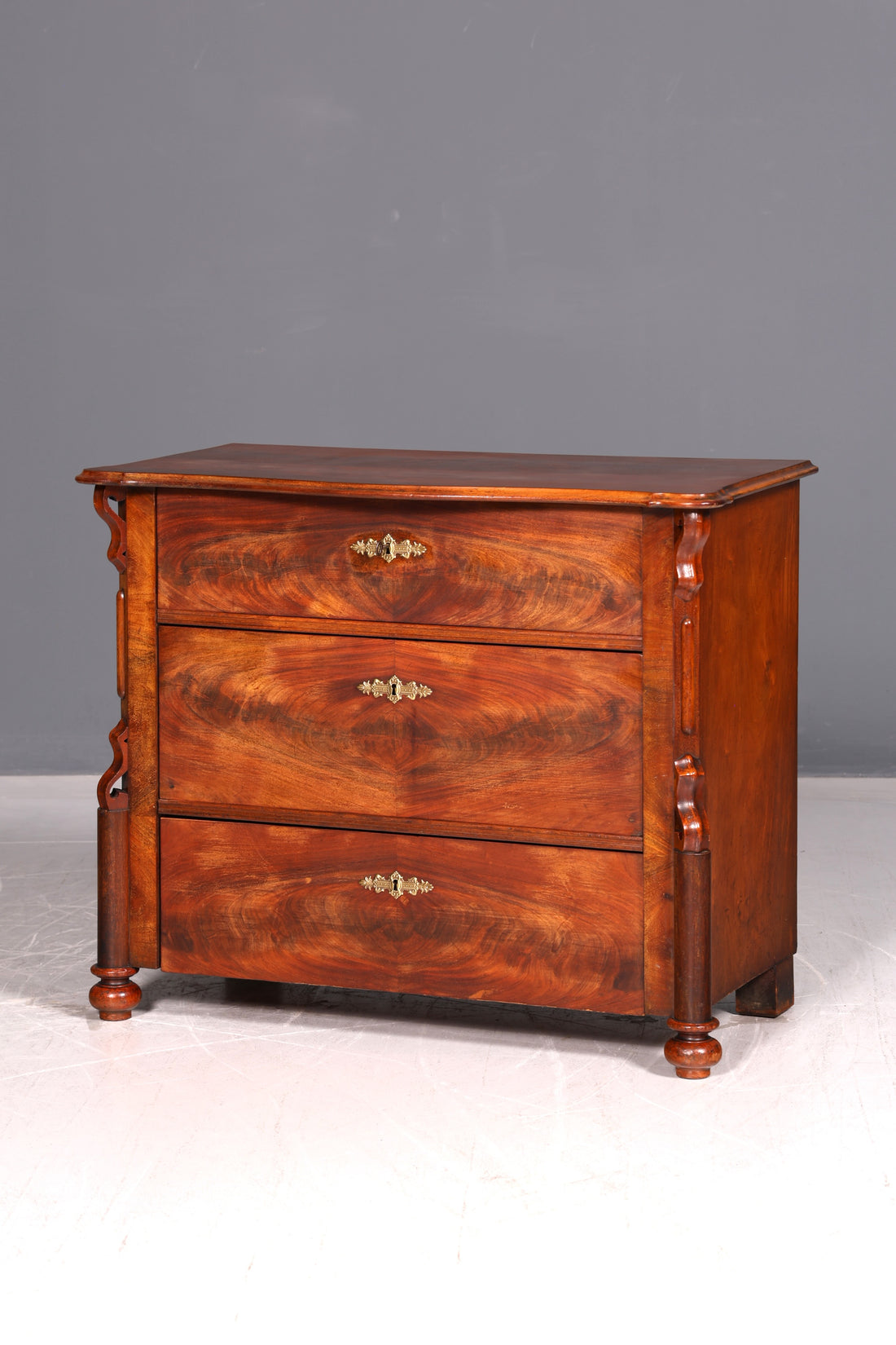Beautiful Louis Philippe Chest of Drawers Walnut Gründerzeit Sideboard circa 1880 Drawer Chest Antique Linen Chest