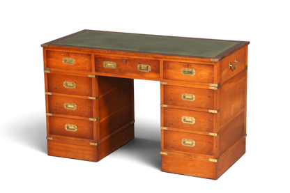 Hauptstadt Möblerei englischer Military Chest Schreibtisch aus massivem Holz mit grüner Lederauflage und Messingbeschlägen