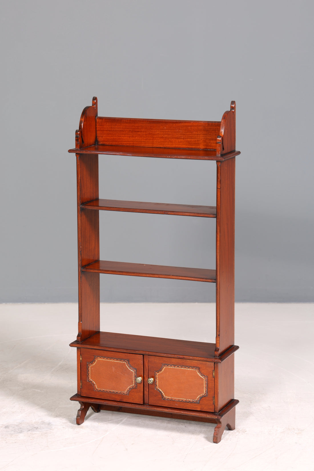 Wunderschönes Regal im englischen Stil Bücherregal Englisch Buchablage Antik 60s Schrank