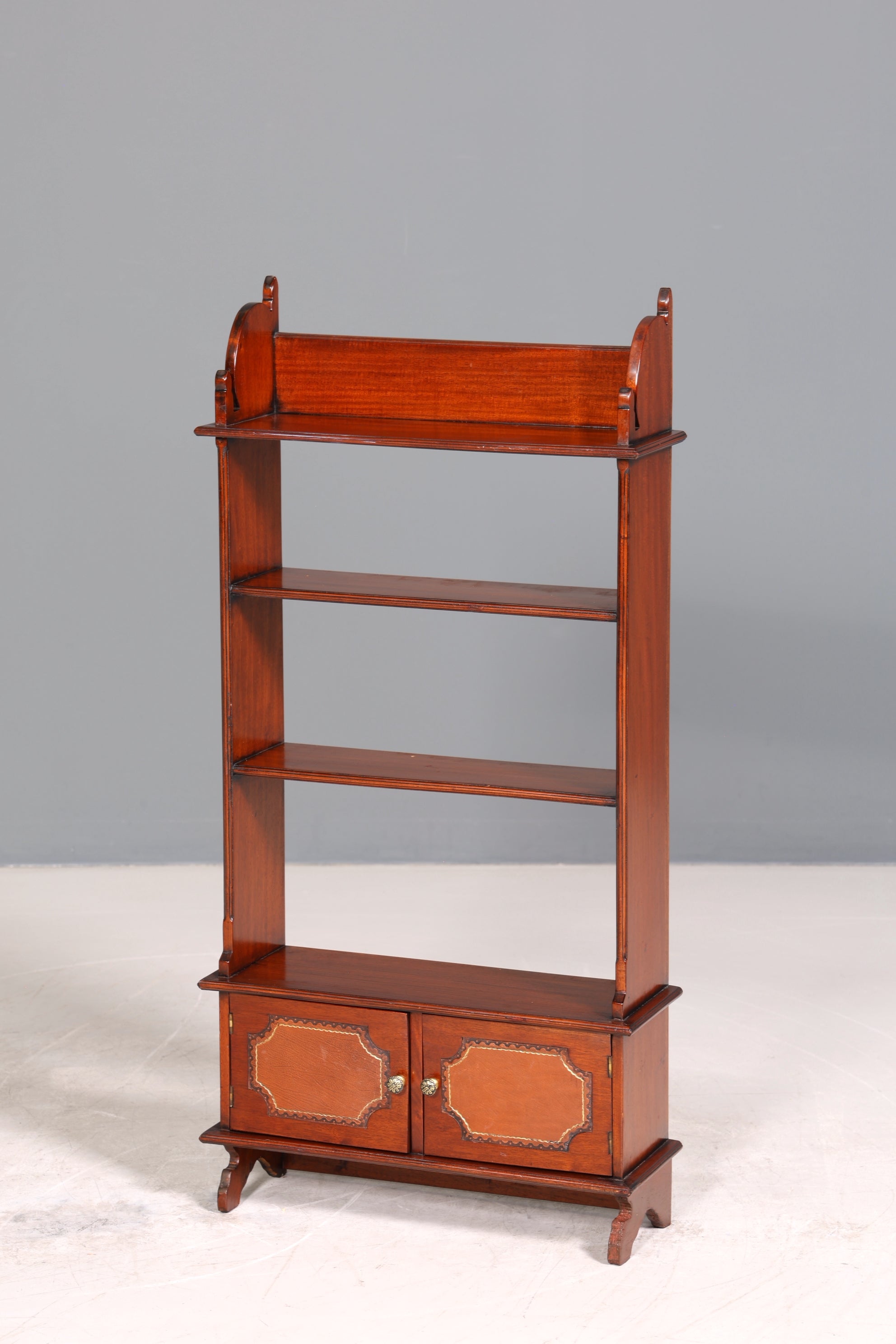 Wunderschönes Regal im englischen Stil Bücherregal Englisch Buchablage Antik 60s Schrank