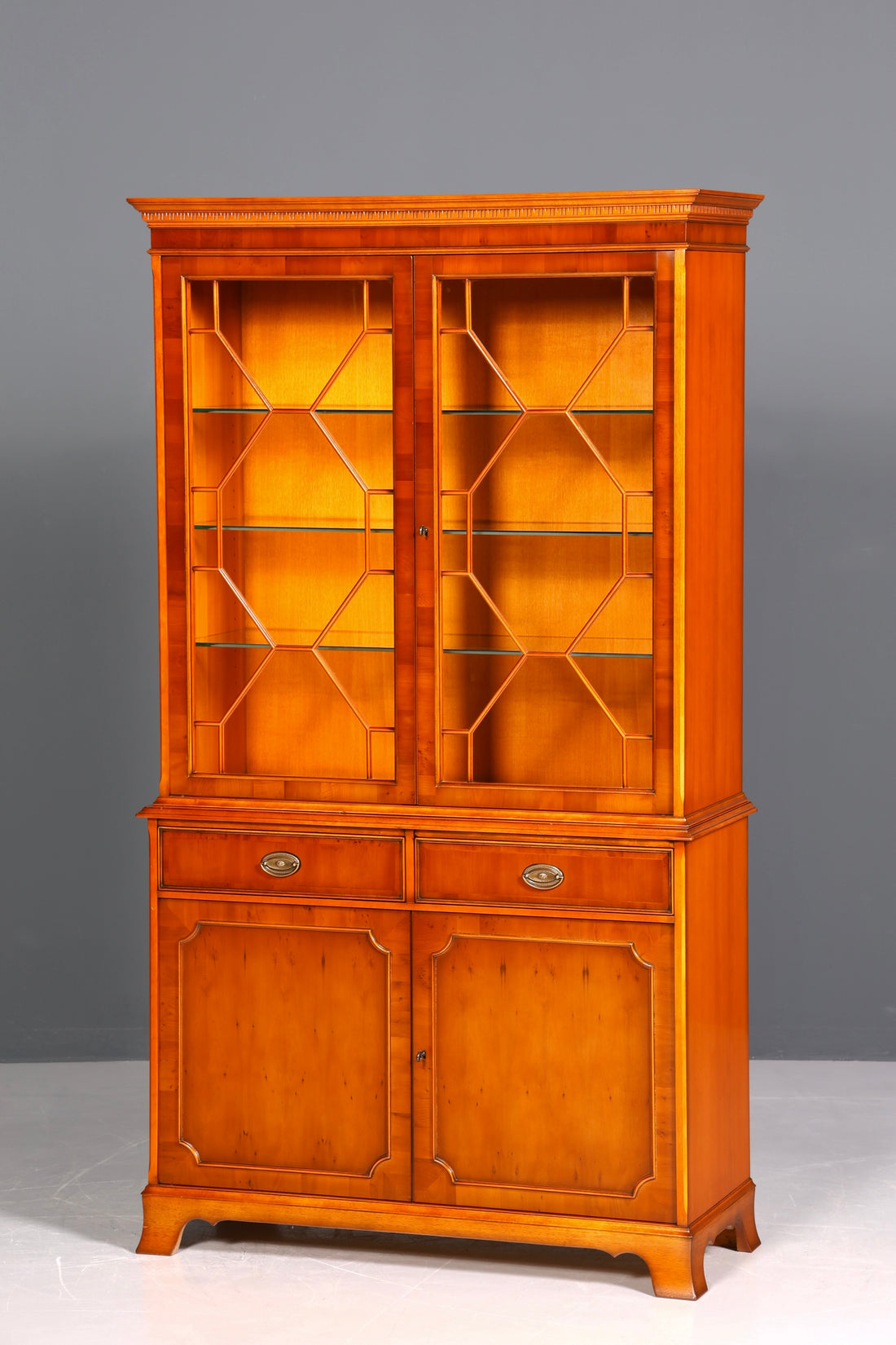 Wunderschöne Original Heldense Vitrine Englische Eibe Bücherschrank Antik Stil Glasvitrine