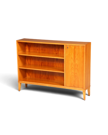 Hauptstadt Möblerei Mid Century Sideboard aus massivem Holz mit offenen Regalfächern und Schranktür im Retro-Stil
