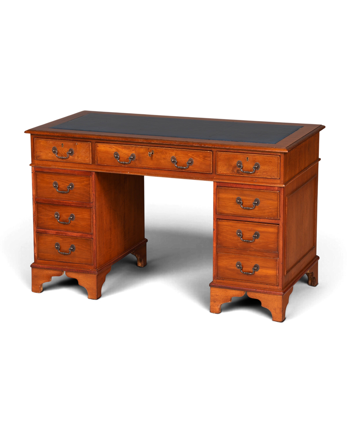 Hauptstadt Möblerei englischer Schreibtisch aus Kirschholz mit dunkelgrüner Lederauflage und antiken Schubladengriffen