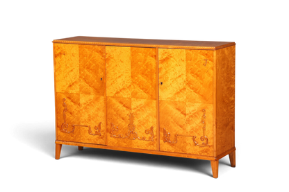 Hauptstadt Möblerei Art Deco Sideboard aus massivem Holz mit dekorativen Schnitzereien und warmer Maserung um 1930