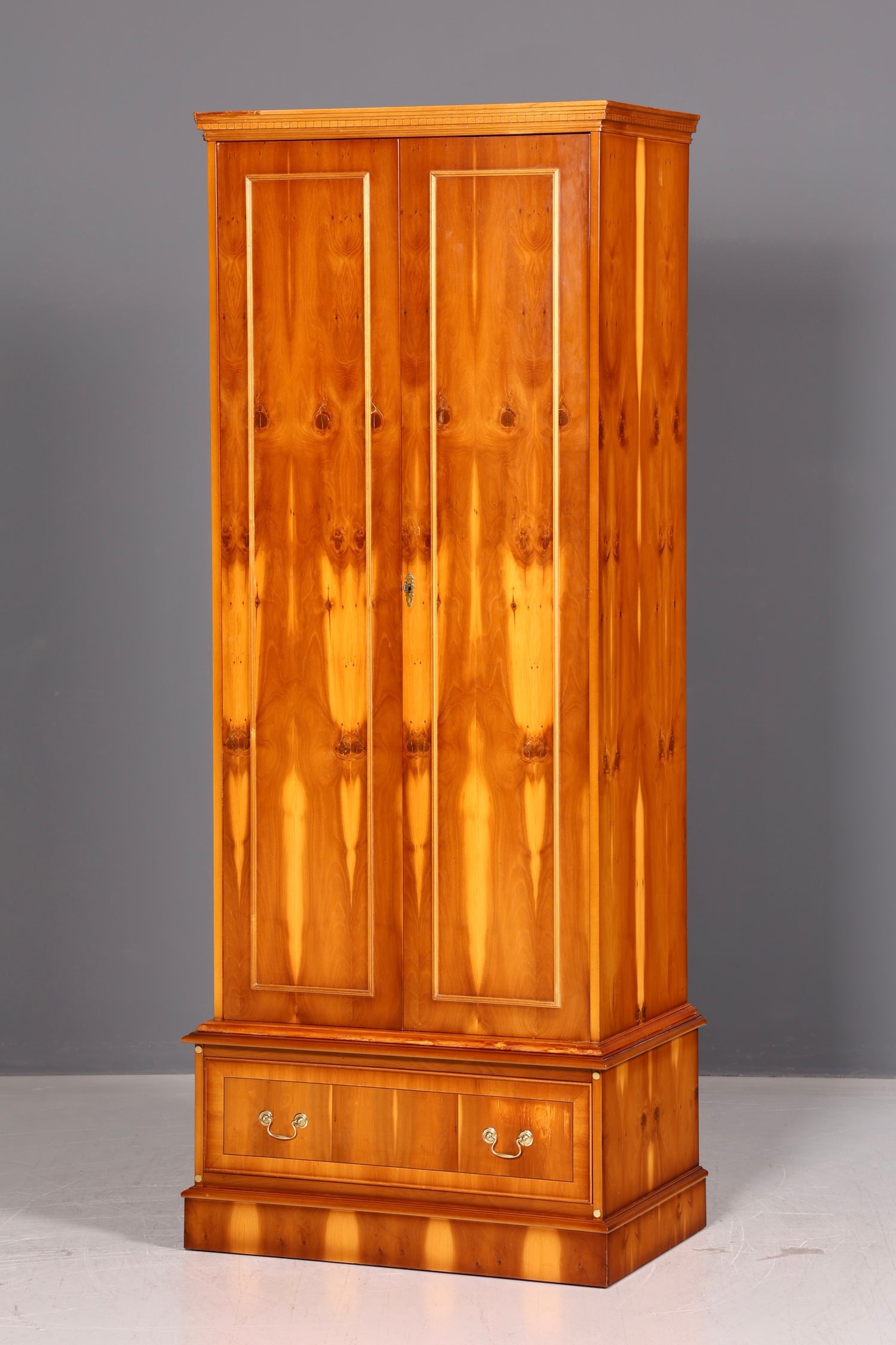 Wunderschöner Englischer Kleiderschrank Dielenschrank Wäscheschrank Schrank Antik Massivholz Vintage