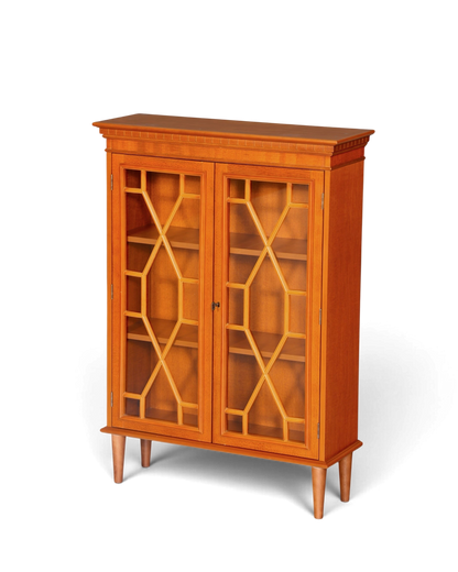 Hauptstadt Möblerei englische Vitrine aus Eibenholz mit verglasten Türen und höhenverstellbaren Regalböden im 60s Stil