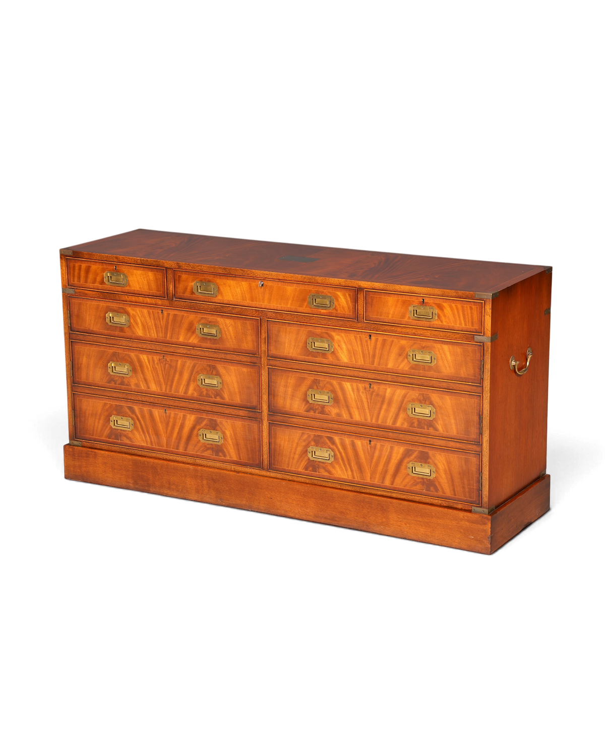 Hauptstadt Möblerei maritimes Sideboard im englischen Military Chest Stil aus massivem Holz mit Messingbeschlägen