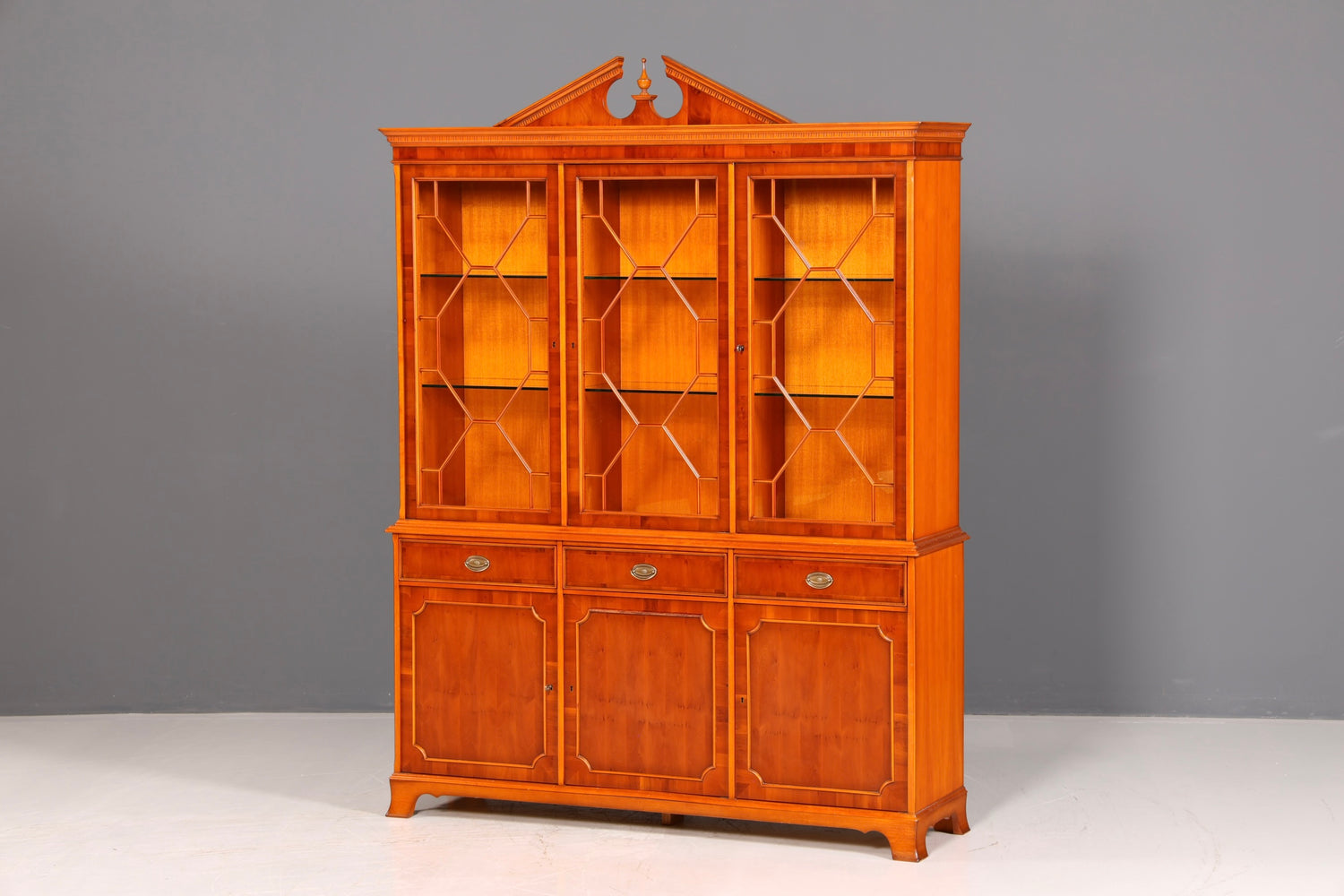 Wunderschöne Original Heldense Vitrine Englische Eibe Bücherschrank Buffet Antik Glasvitrine Vintage