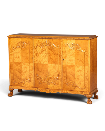 Hauptstadt Möblerei Chippendale Highboard aus massivem Holz mit aufwendigen Schnitzereien und warmer Maserung