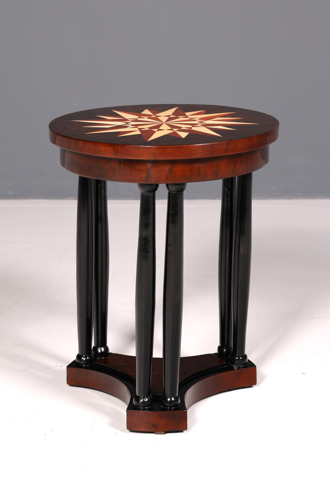 Beautiful Art Deco-style table Luxury coffee table side table occasional table Round solid wood Vintage