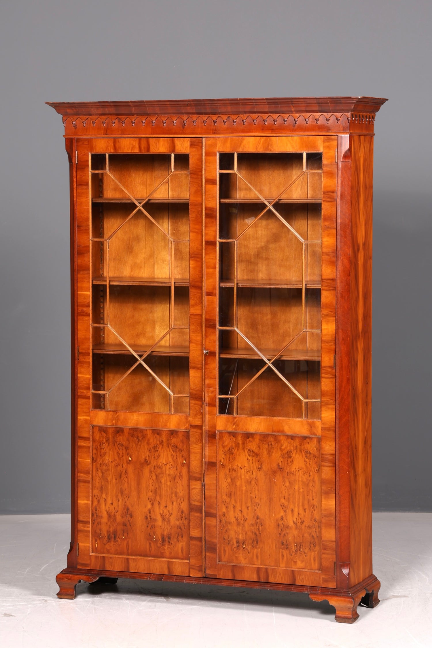 Traumhafter Bevan Funnell Reprodux Englischer Bücherschrank Eibe Vitrine Bibliothek Bücherregal Vintage