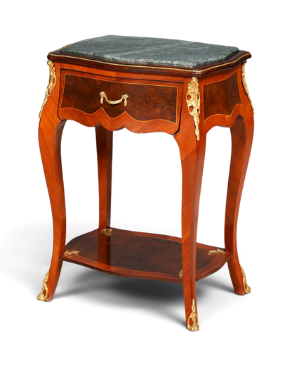 Hauptstadt Möblerei Louis XV Beistelltisch aus Holz mit grüner Marmorplatte, Messingverzierungen und Intarsien