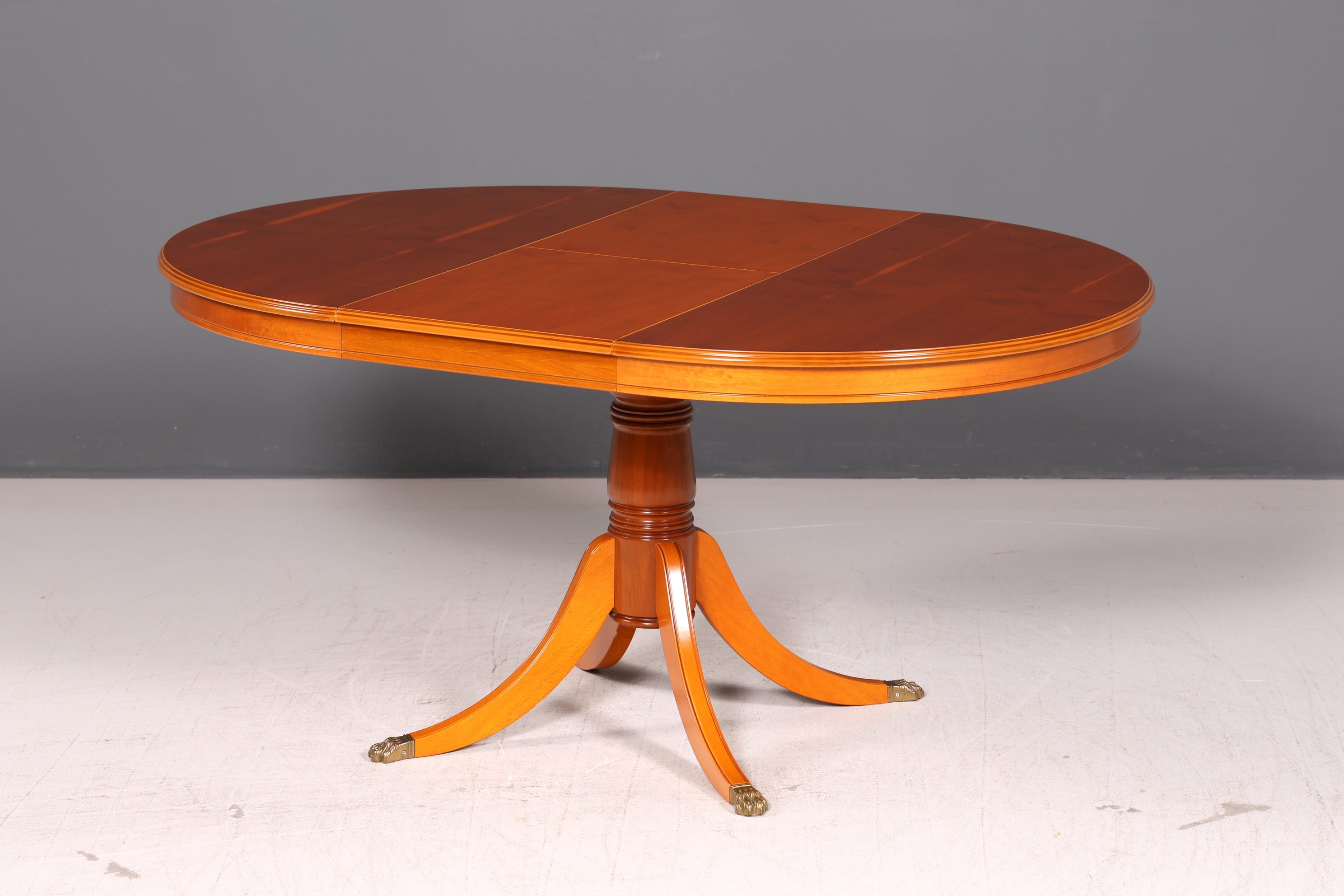 Beautiful English extendable round dining table antique style 60s kitchen table yew
