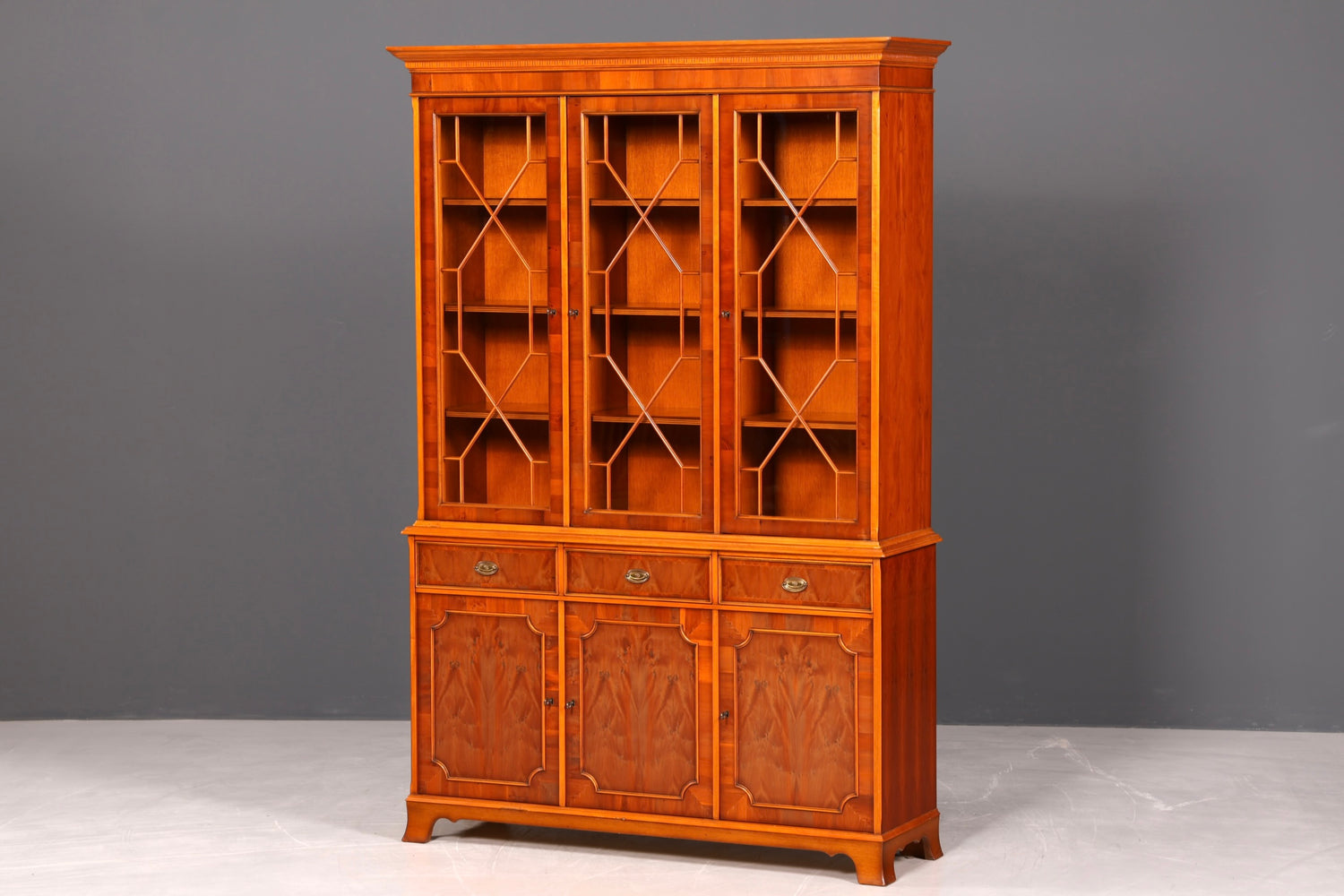 G195 Finish cm Wunderschöne Original Heldense Vitrine Englische Eibe Bücherschrank Buffet Antik Stil Glasvitrine (Kopie)