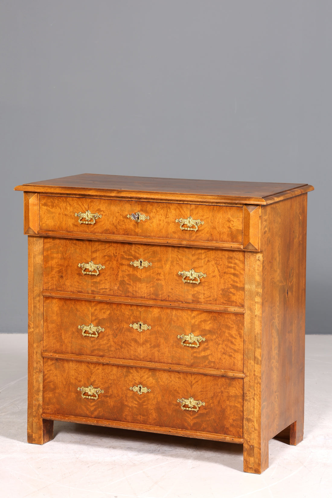 Stilvolle Gründerzeit Kommode Louis Philippe Nussbaum Sideboard um 1880 Antik Schubladenkommode