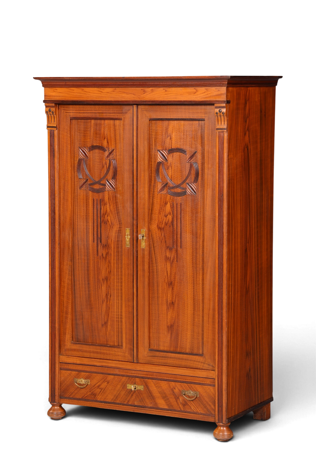 Hauptstadt Möblerei Jugendstil Kleiderschrank aus massiver Eiche mit Schnitzereien und unterer Schublade