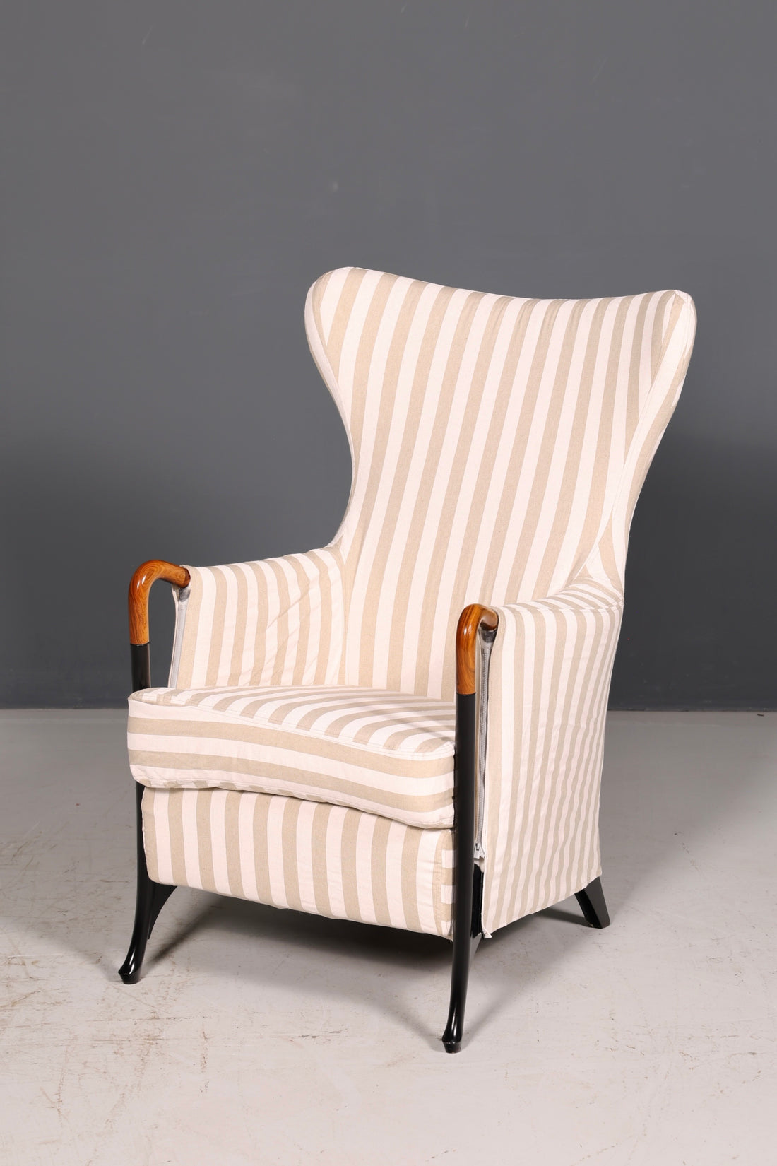 Elegant Original Giorgetti Progetti Wingback Chair by Umberto Asnago, Italian Fabric Design Chair, Vintage, 2 of 2