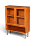 Hauptstadt Möblerei Vitrinenschrank aus Teakholz mit Glastüren und offenem Fach im Mid-Century-Design