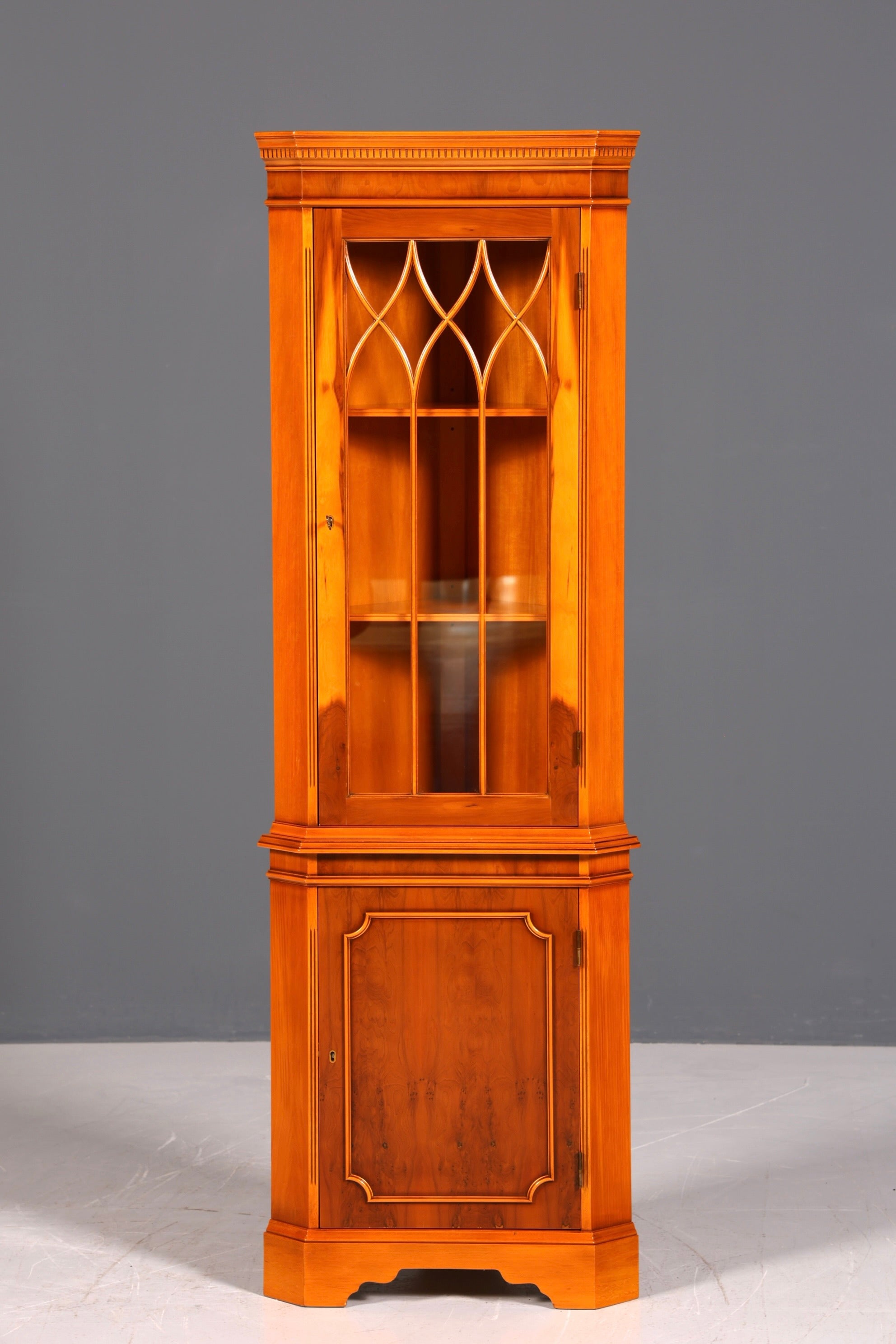 Wunderschöne Englische Eckvitrine Antik 60s echt Holz Eibe Schrank Eckschrank Glasvitrine Vitrine