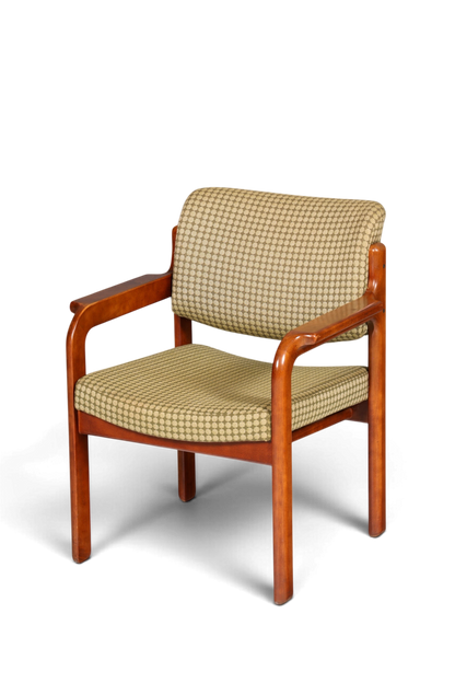 Hauptstadt Möblerei Mid Century Armlehnstuhl aus Holz mit gepolstertem Sitz und Rückenlehne in gemustertem Stoff