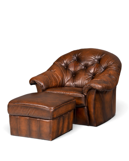 Hauptstadt Möblerei Chesterfield Sessel mit Hocker aus braunem Echtleder mit klassischer Knopfheftung im Vintage-Stil