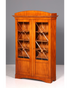 Hauptstadt Möblerei Biedermeier Vitrine aus Massivholz mit Sprossentüren, Rosetten und verstellbaren Regalböden.