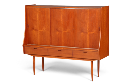 Hauptstadt Möblerei Mid Century Highboard aus Teakholz mit Schiebetüren und Schubladen im dänischen Design