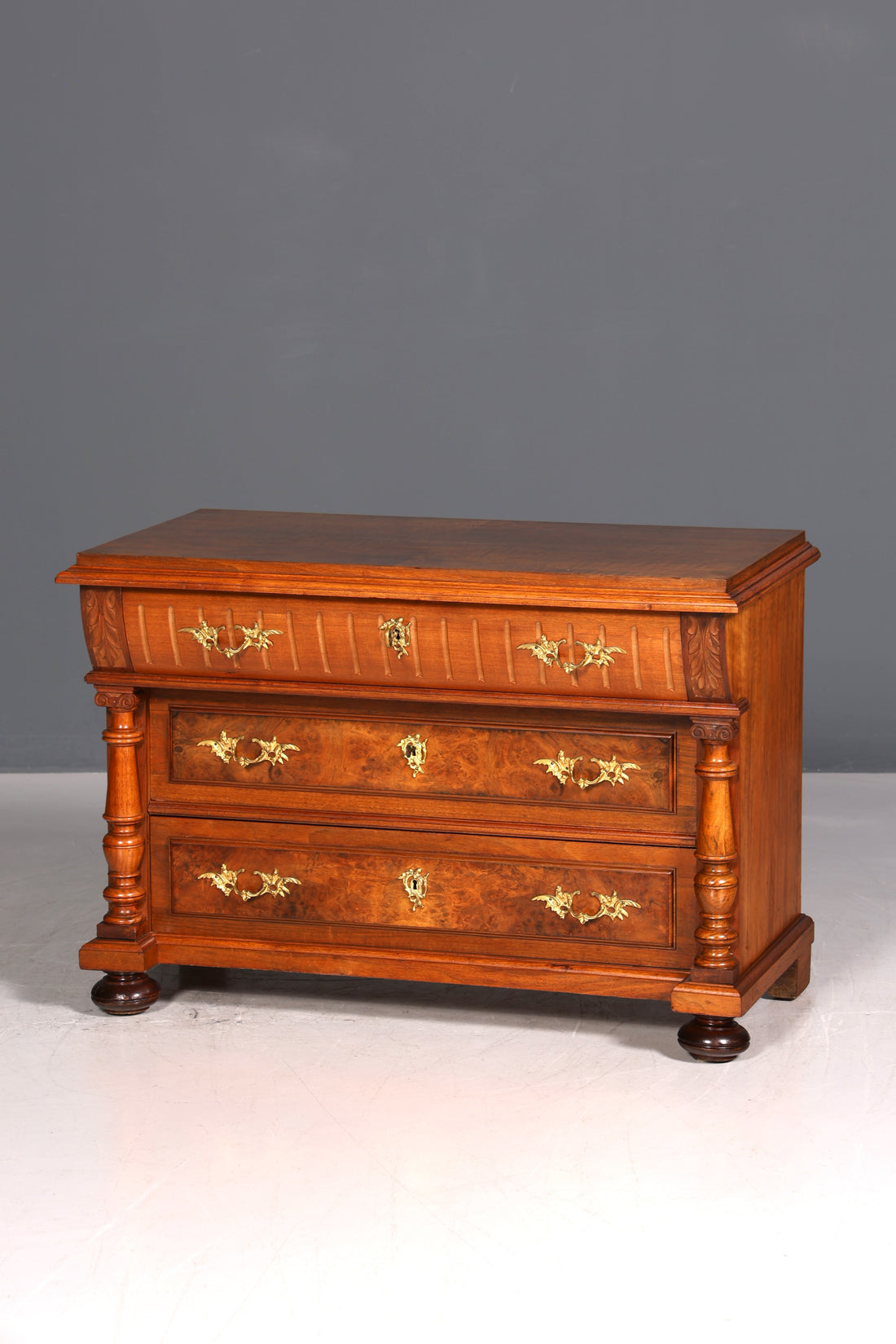 Elegant Gründerzeit (late 19th-century) chest of drawers, Louis Philippe style, walnut, sideboard, circa 1880.