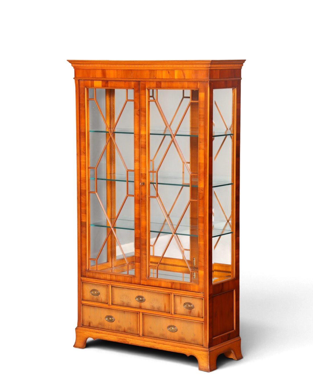 Hauptstadt Möblerei englische Vitrine aus Eibenholz mit Sprossentüren, Glasböden und integrierter Beleuchtung
